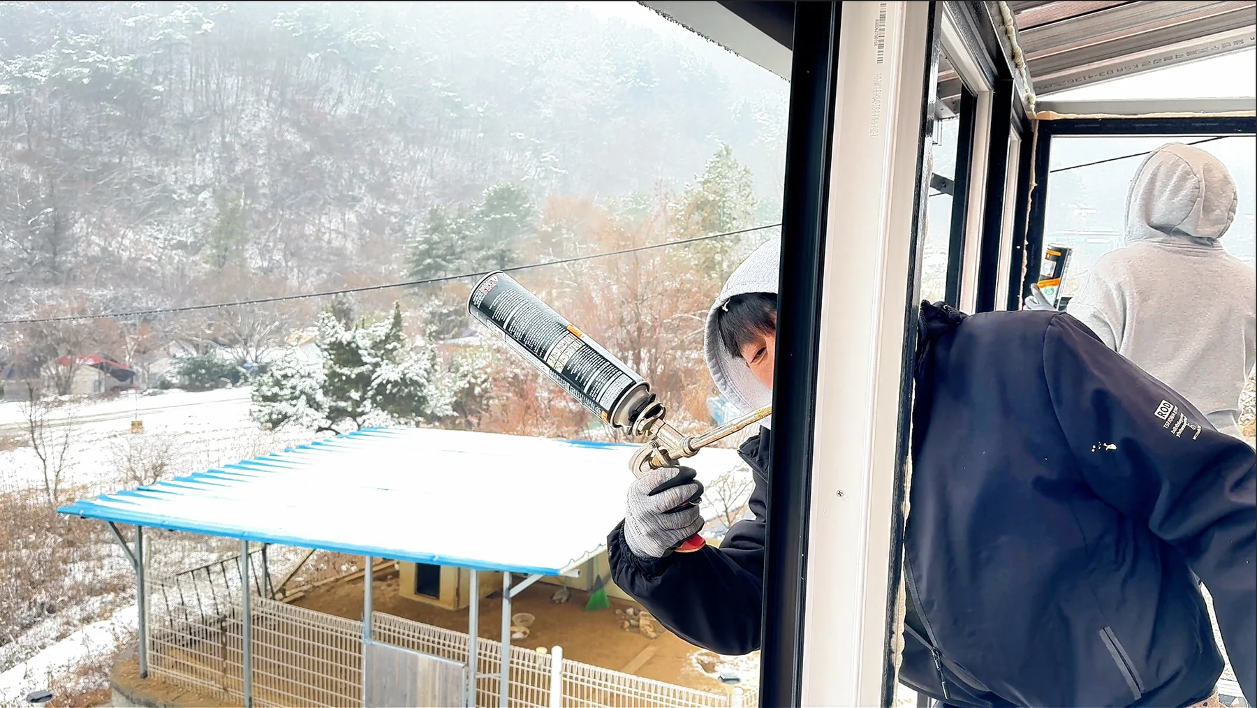 샷시 틈새 메우기 작업