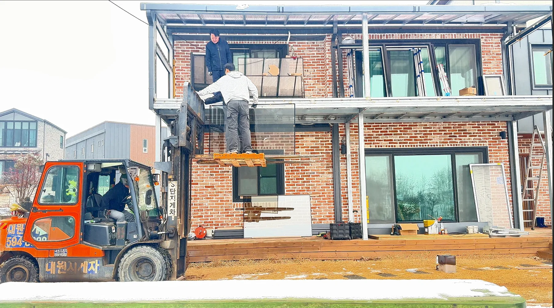 샷시 올리기 작업